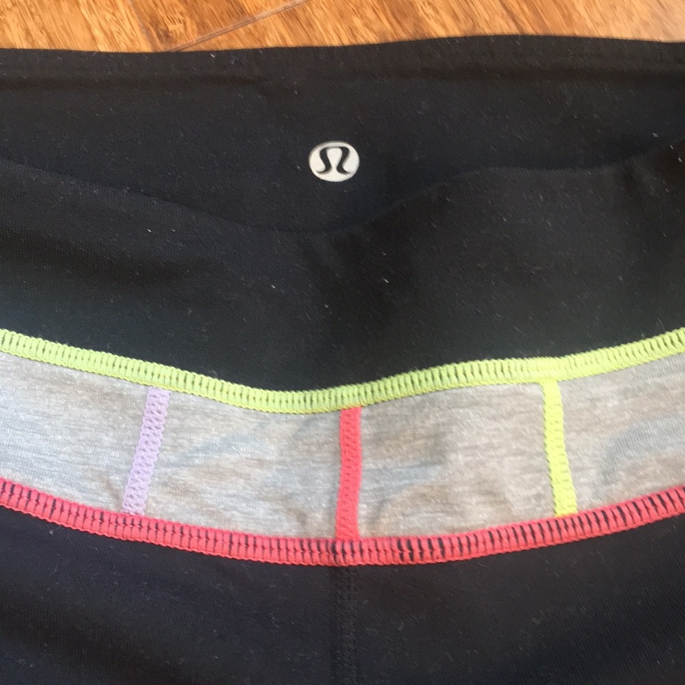 Lululemon reversible crops - Picture 3 of 3